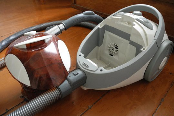  Vacuum cleaner with dust bin