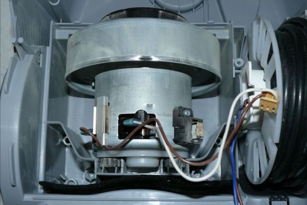 Connecting the wires to the motor of the vacuum cleaner