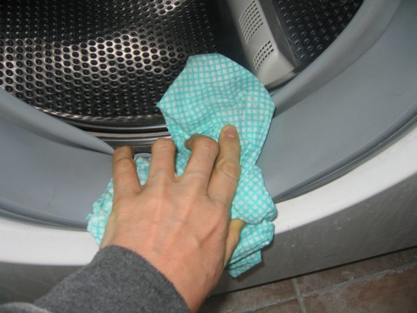  Wiping rubber cuff after washing