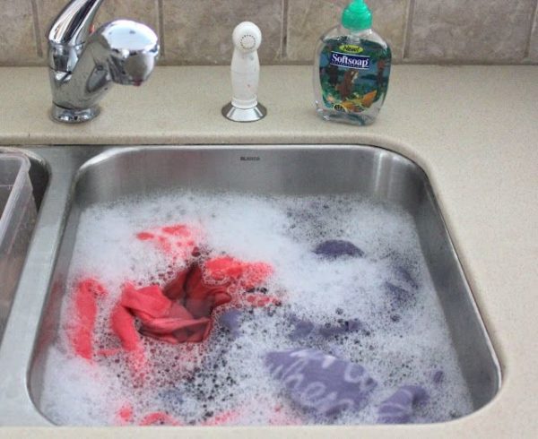  Soak clothes before washing