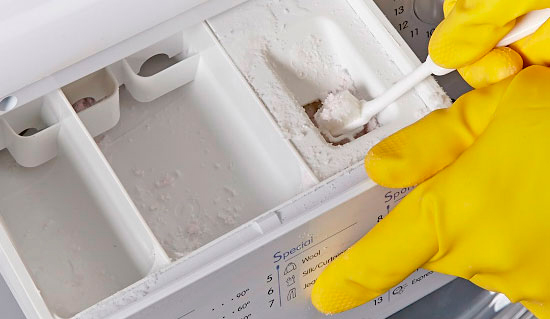  Cleaning the tray for soda powder