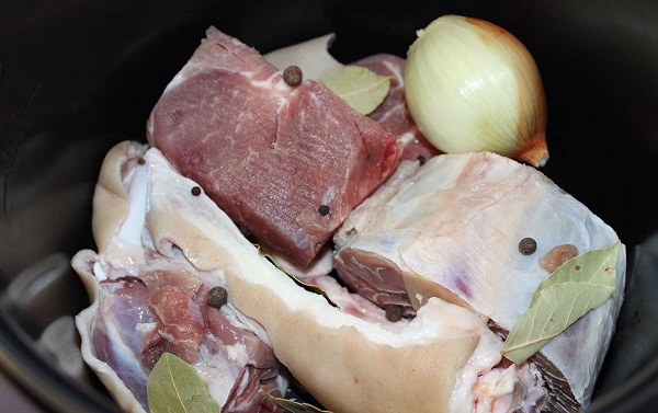  Meat and onions in a pressure cooker