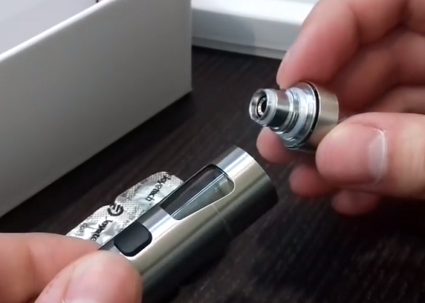  Unscrewing the atomizer