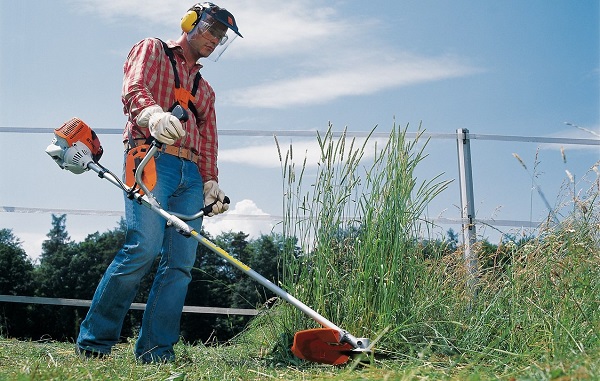  The use of glasses when working with a trimmer