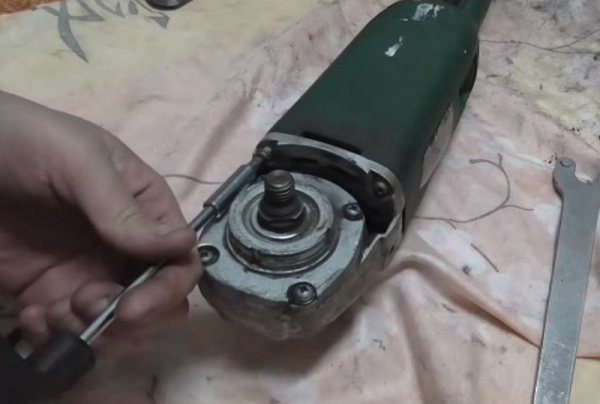  Unscrewing gear