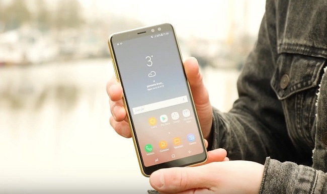 Smartphone in hand